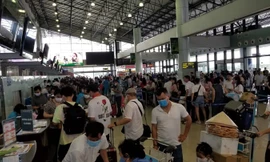 Du lịch 'trên trời, dưới đất' khắp nơi tắc nghẽn vào hè