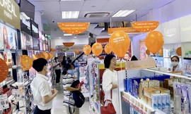 Nhiều khuyến mại dịp 20/10, chị em rủ nhau tự thưởng săn hàng sale 