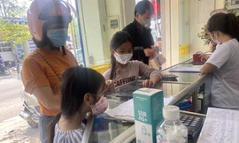 Người dân 'săn' nước súc họng sát khuẩn phòng bệnh