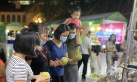 Na Hoàng Hậu 'khổng lồ' hút khách Hà Nội mua sắm chỉ có trong dịp cuối tuần này