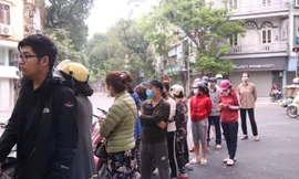 Người Hà Nội xếp hàng mua bánh trôi, bánh chay từ 5 giờ sáng
