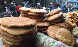 Giò, chả Tết giảm giá mạnh, người mua vẫn 'chê' đắt