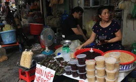 Tất bật chợ sớm sắm Tết Đoan Ngọ