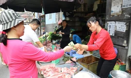 Thịt lợn tại các chợ truyền thống Hà Nội đầu tuần bắt đầu giảm từ 10.000 - 20.000 đồng/kg. Ảnh: Như Ý