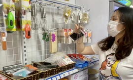 Chị em trổ tài vào bếp lúc nghỉ dịch, 'cháy' nguyên liệu, dụng cụ làm bánh