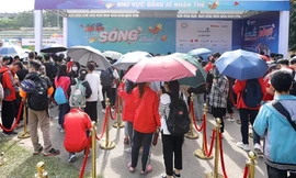 Các bạn trẻ 'đội nắng' trải nghiệm Sóng Festival, BTC phát thêm 1.000 thẻ chip miễn phí