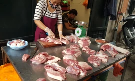 Thịt lợn hơi tăng nhẹ bất chấp các giải pháp kìm giá lợn xuống 70.000 đồng/kg của Bộ Nông nghiệp.