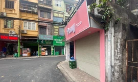 Phố Nguyễn Quý Đức (Thanh Xuân, Hà Nội) vốn tấp nập khách nay vắng hoe vì các cửa hàng đóng cửa.