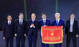 Thủ tướng Chính phủ Nguyễn Xuân Phúc trao tặng Cờ Thi đua của Chính phủ cho Tổng Cty Xi măng