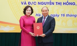Thủ tướng Nguyễn Xuân Phúc trao Quyết định cho tân Thống đốc Ngân hàng Nhà nước Nguyễn Thị Hồng.