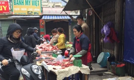 Giá thịt lợn tại chợ Khương Thượng giữ nguyên so với trước Tết