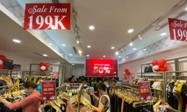 Nhiều cửa hàng thời trang giảm giá mạnh dịp 11/11.