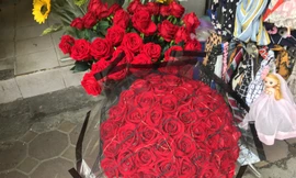 Hoa 'vĩnh cửu' tiền triệu đắt khách dịp Valentine
