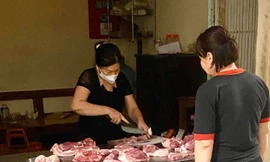 Thịt lợn ngày 2/4 tại nhiều chợ và siêu thị vẫn chưa giảm giá dù giá lợn hơi đã giảm.