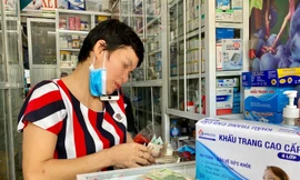 Hà Nội liên tiếp có ca mắc COVID-19, khẩu trang lên cơn 'sốt giá'