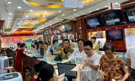 Giá vàng tăng cao, nhiều cửa hàng vàng sôi động mua bán.