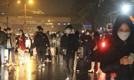 Ngày cuối kỳ nghỉ Tết, bến xe ở Hà Nội đông nghẹt người từ mờ sáng