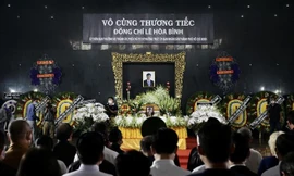 Chủ tịch nước Nguyễn Xuân Phúc viếng Phó Chủ tịch thường trực UBND TPHCM Lê Hòa Bình