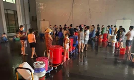 Dân chung cư Hà Nội mang xô, chậu xếp hàng lấy nước sạch trong đêm