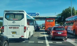 Cao tốc TP.HCM- Long Thành ùn tắc, nghìn ô tô 'chôn chân' ngày mùng 2 Tết