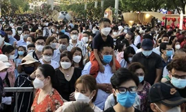 Chen chân ở đường hoa Nguyễn Huệ ngày mùng 2 Tết