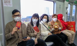 Hà Nội rét tê tái, người dân đi chúc Tết bằng tàu điện Cát Linh - Hà Đông