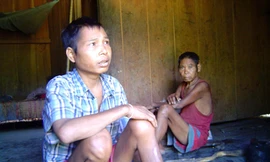 Hai cha con ông Rầy và anh Sơn mệt mỏi vì bệnh tật