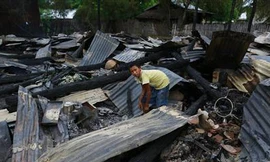 Hiện trường một vụ phóng hỏa đốt nhà do những người theo đạo Phật nhằm vào những người đạo Hồi ở Myanmar hồi tháng 8