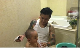 Ca sĩ Tuấn Hưng trổ tài tắm cho con