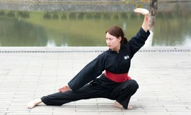 Nữ sinh Việt Nam ấn tượng “văn võ song toàn”