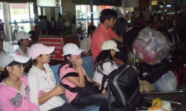 Hành khách chen chúc tại bến xe Miền Đông.