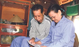 Hai ông bà xem lại ảnh cưới