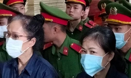 Bị cáo Nguyễn Thị Minh Phụng (phải)