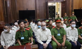 Các bị cáo tại phiên tòa hôm nay 6/8. Ảnh: Tân Châu