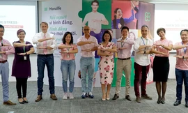 Ban Lãnh đạo Manuife Việt Nam cùng thể hiện thông điệp Mọi người vì bình đăng, bình đẳng cho mọi người