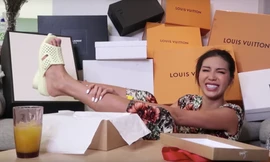 Minh Tú đập hộp đồ hiệu là dép tổ ong ngàn lỗ khiến fans cười nghiêng ngả