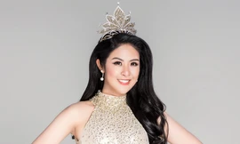 Ngọc Hân trong khoảnh khắc đăng quang Hoa hậu Việt Nam 2010.