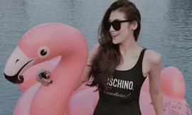 Á hậu Tú Anh mặc áo tắm màu đen đơn giản nhưng vẫn khoe khéo body cực quyến rũ