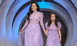 BTV Hoài Anh cùng con gái diện đồ đôi lộng lẫy, sánh bước trên sàn diễn thời trang