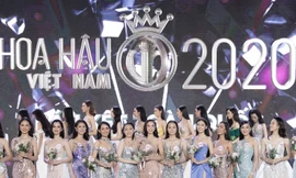 Các thí sinh Hoa hậu Việt Nam rạng rỡ trên sân khấu Bán kết toàn quốc.