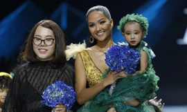 H'Hen Niê và mẫu nhí Hà My trên sàn diễn thời trang.