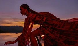 H’Hen Niê tạo dáng cheo leo trên vách đá, hóa 'nữ thần biển cả' gợi cảm 