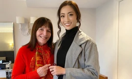Bà Julia Morley và Hoa hậu Dương Thuỳ Linh.