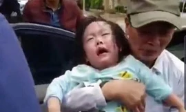 Giải cứu 2 bé gái mắc kẹt trong ô tô bị khóa cửa tự động