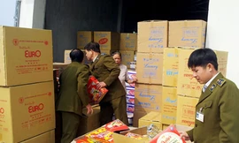 Tạm giữ hơn 2 tấn bánh kẹo, mỳ chính vi phạm nhãn mác