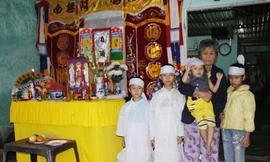 Côi cút bên bà ngoại Ảnh: N.T