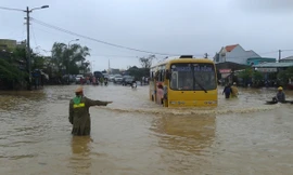 Dân miền Trung khốn đốn vì lũ lớn