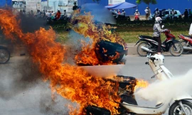 Vụ cháy xe Attila trên đường Nguyễn Xiển