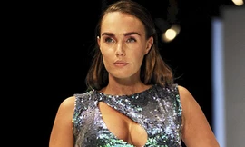 Nữ tỷ phú béo tròn vẫn 'bon chen' lên sàn catwalk