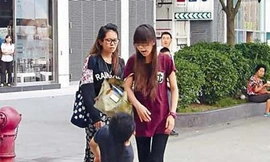 Cô gái túm tóc, tát bạn trai tới tấp trên phố